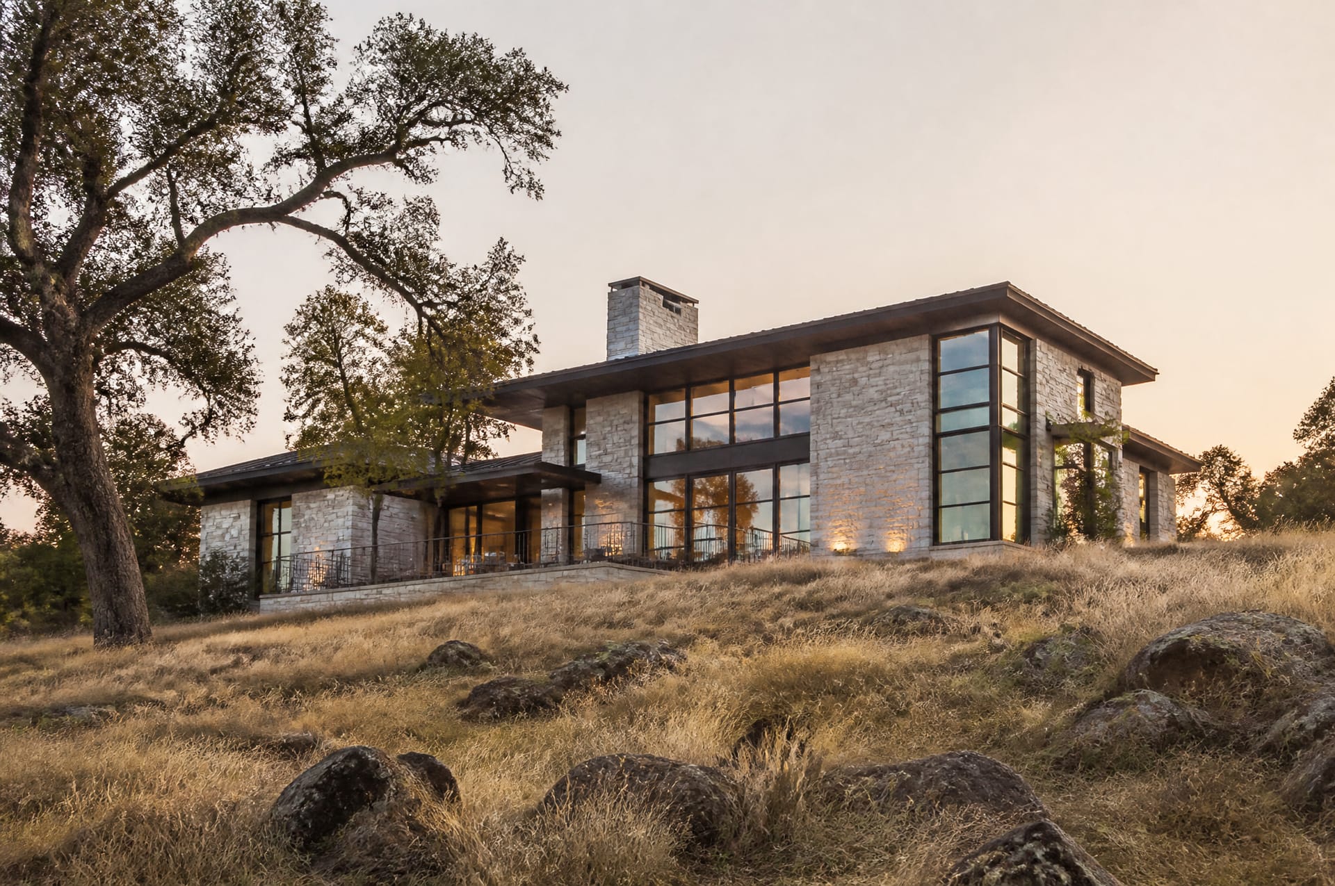 Maison contemporaine au crépuscule