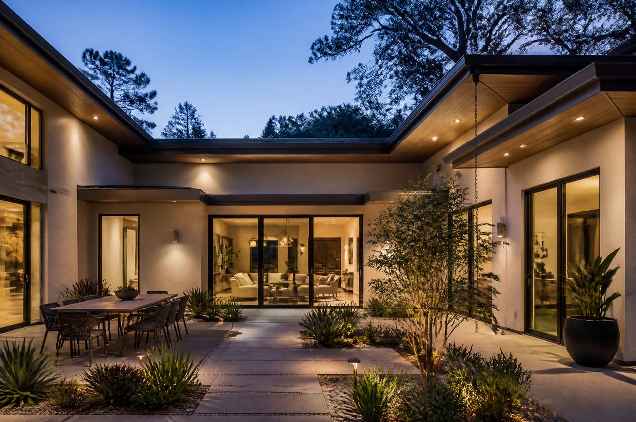 La Villa des Cèdres : Cette villa offre une lumière exceptionnelle grâce à ses larges baies vitrées.