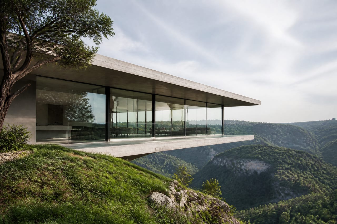 La Maison du Lac : Avec une vue imprenable sur le lac, cette maison offre un cadre de vie apaisant.