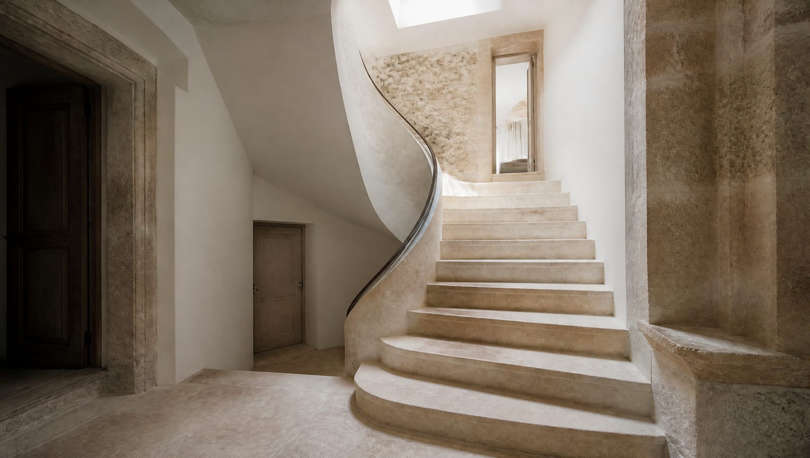 Escalier sculptural dans une maison de pierre